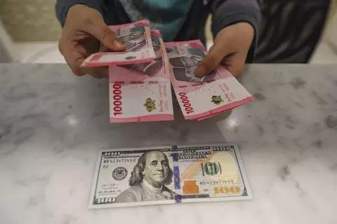 Rupiah Nyaris Bangkit, Tiba-Tiba Loyo Lagi! Ini Penyebabnya