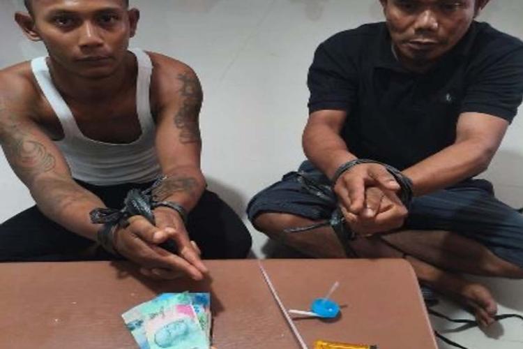 Digerebek Siang Bolong! Dua Pria Diciduk di Rumah Bandar Sabu Buron
