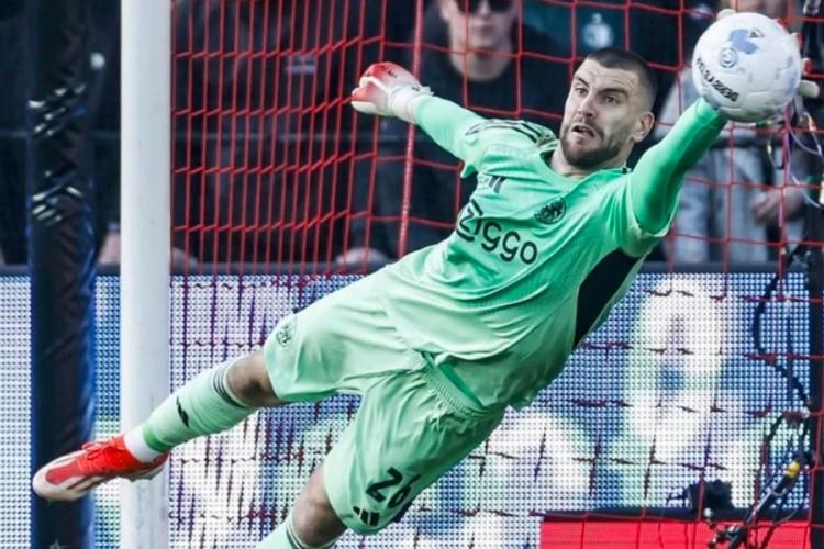 Bikin De Kuip Hening! Maarten Paes Lakukan Aksi Gila Sebelum Pulang ke Indonesia