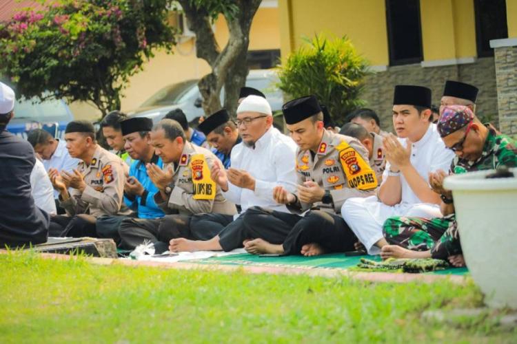 Bukan Cuma Air, Warga Dumai "Siram" Titik Api Pakai Doa dan Air Mata