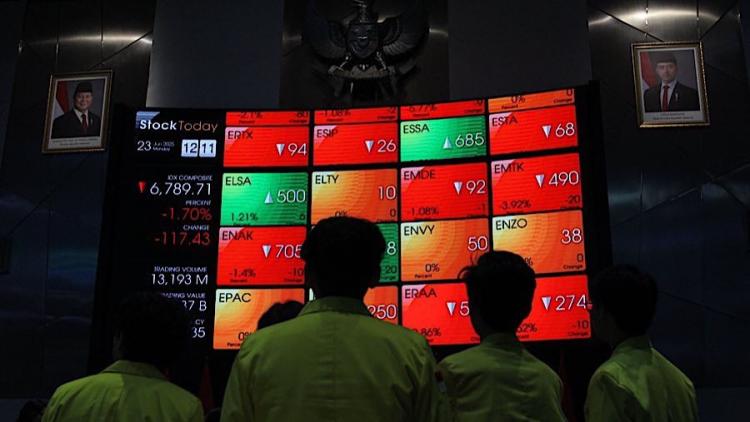 IHSG "Terdampar" ke Zona Merah, Investor Panik Borong Saham Ini?