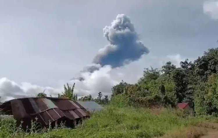 Jangan Mendekat! Radius 3 Km Marapi Jadi Zona Terlarang Usai Ledakan Ganda!