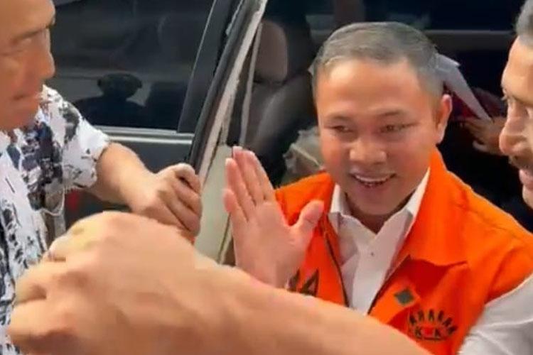 Senyum Lebar Abdul Wahid Pakai Rompi Oranye, Pendukung Histeris di PN Pekanbaru!