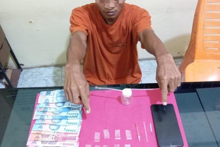 Sembunyi di Ventilasi Pintu! Akal Bulus Bandar Sabu Siak Berakhir di Tangan Polisi
