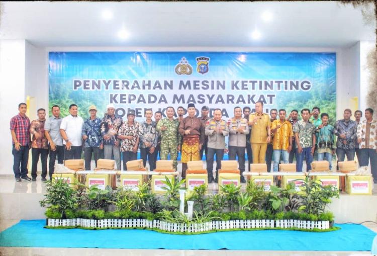 42 Hari Janji di Tepian Sungai Itu Kini Ditunaikan: Kapolda Riau Serahkan Mesin  untuk Nelayan Desa Bokor