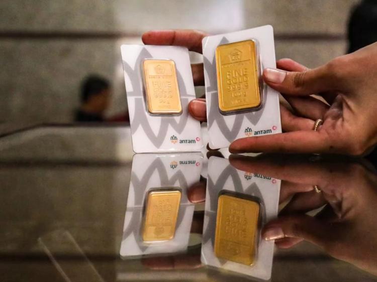 Emas Antam Rontok Hari Ini, Selisih Harga Jual Bikin Jantungan!