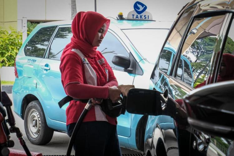 Harga BBM Masih Flat! Airlangga Hartarto Bawa Kabar Sejuk Saat Dunia Sibuk Berkelahi