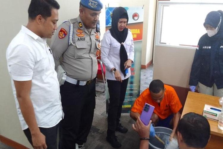 Warga Rohul Ini Hanya Melongo Melihat 1 Kg Sabunya Direndam Air Aki di Jakarta