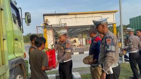 Tak Hanya Razia, Polisi Cegat Pengendara di Tol Permai Karena Alasan Tak Terduga Ini