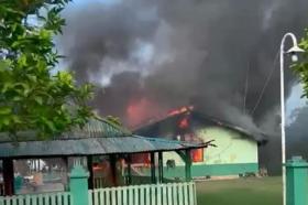 Musibah Sore Hari! Markas Tentara di Mempura Terbakar, Warga Bantu Padamkan Secara Manual!