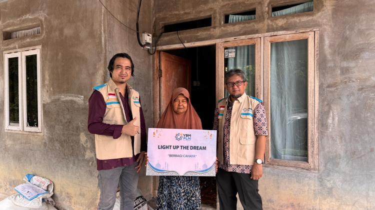 Terang Idulfitri di Rumah Bu Sarina, Dari Numpang Listrik Kini Mandiri Bersama PLN