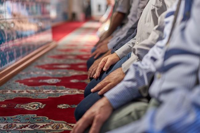 Alasan Imam Tidak Mengeraskan Bacaan Salat Zuhur dan Asar Menurut Syariat
