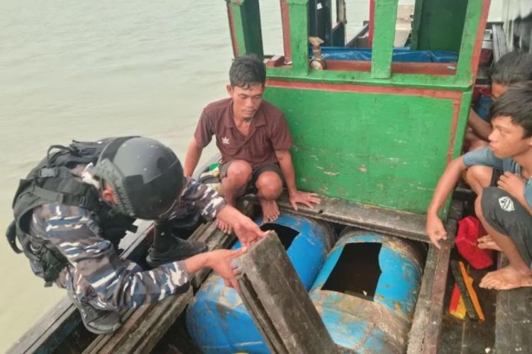Kapal Misterius Tanpa Lampu Disergap TNI AL, Bawa CPO Curian!