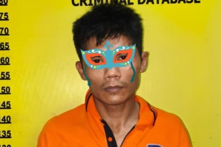 Nekat Panjat Plafon! Siregar Pengedar Sabu di Inhu Gagal Kabur dari Sergapan Polisi