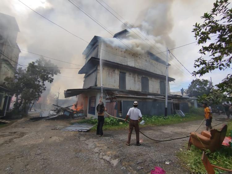 Inhil Berduka: Kebakaran Hebat di Pulau Kijang Hanguskan 50 Rumah Warga
