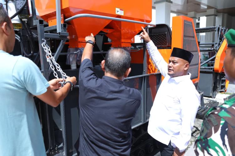 Tekan Biaya Operasional, Alsintan Senilai Rp500 Juta Per Unit Tiba di Kabupaten Siak