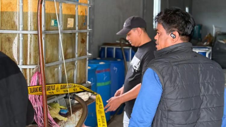 Gudang Solar Ilegal Kuala Kampar Digerebek, 13 Ton BBM Subsidi Disita, Pelaku Tak Berkutik!