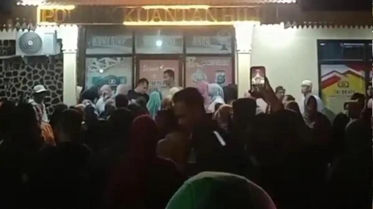 Mapolsek di Kuansing Diserbu, Massa Bebaskan Paksa Tersangka Tambang Emas Ilegal
