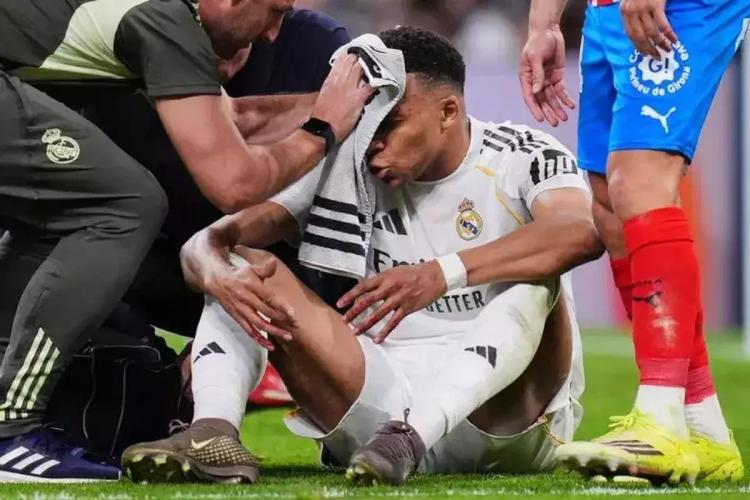 Insiden Berdarah Mbappe Viral, VAR Dipertanyakan Publik