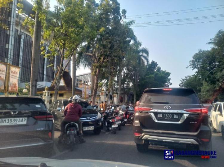 Lapak dan Parkir Semrawut di Jalan Ahmad Yani, Ini Tanggapan Satpol PP Pekanbaru