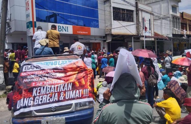 Uang Rp28 Miliar Raib! Tangis Umat Katolik Aek Nabara Pecah di Depan BNI Rantauprapat