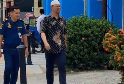 Viral! Napi Korupsi Nongkrong di Kedai Kopi, Petugas Langsung Dicopot