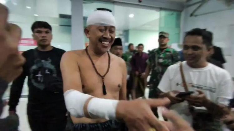 Video Viral! Detik-detik Kepala Desa Dikeroyok Brutal di Lumajang