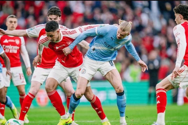 Kiamat Arsenal di Etihad? Guardiola Sebut Gelar Juara Selesai Jika Man City Menang Besok Malam!