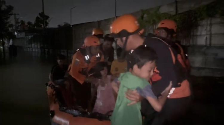 Dramatis! Anak-anak Terjebak Banjir Rumbai Timur Dievakuasi Saat Air Terus Naik