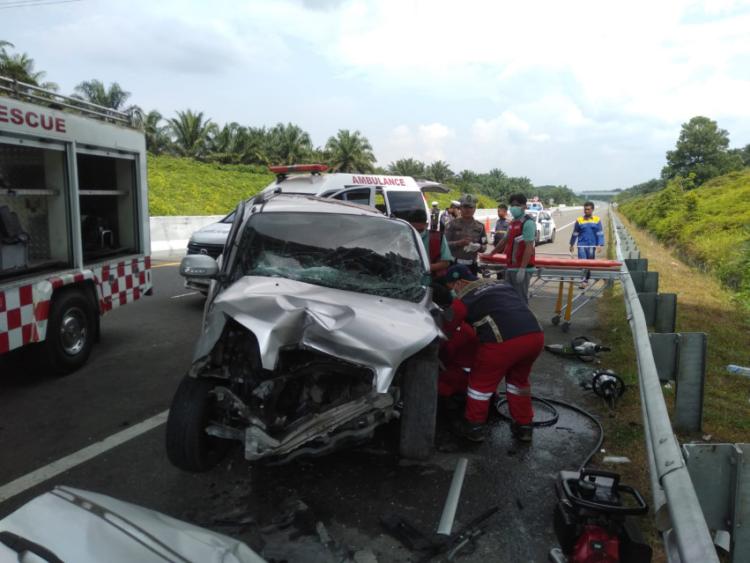 Pengemudi Terios Tewas Tabrak Truk Berhenti di Tol Pekanbaru-Dumai