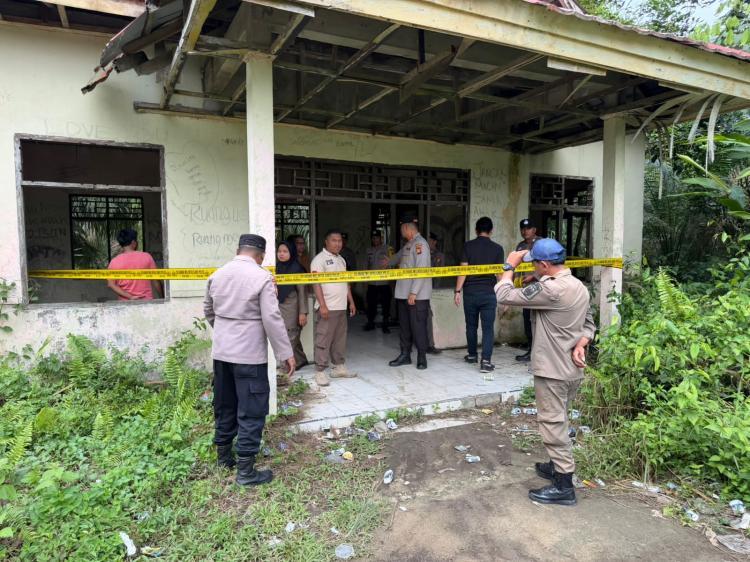 Polsek Pujud Pasang Police Line di Gedung Bekas Kantor Desa, Diduga Dijadikan Tempat Nyabu
