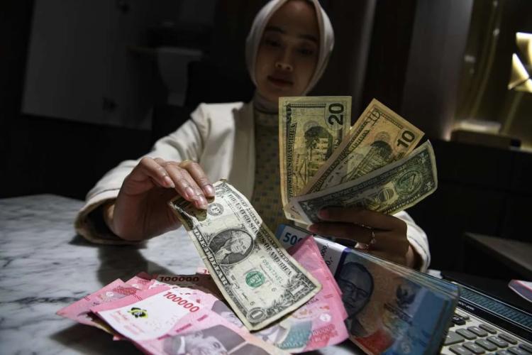 Rupiah Tiba-Tiba Ngegas Saat Dunia Panas, Investor Langsung Panik Lihat Angka Ini!