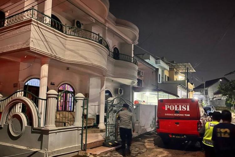 Mencekam! Aliran Darah Keluar dari Pintu Rumah di Batam, Ternyata Kakek Belanda Tewas