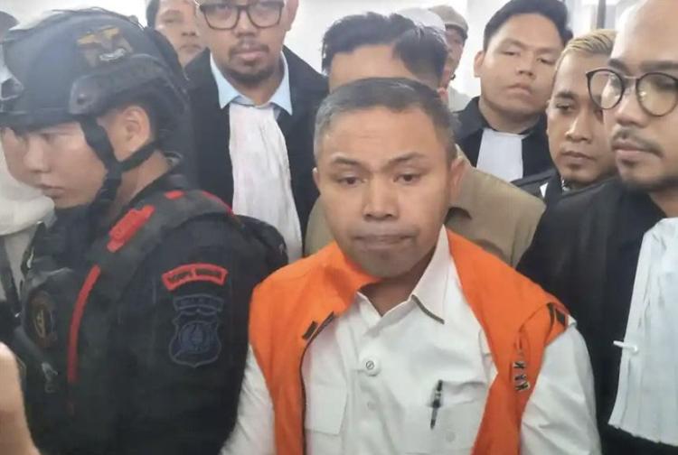 Daripada Kursi Melayang Mending Utang Segudang: Jurus 
