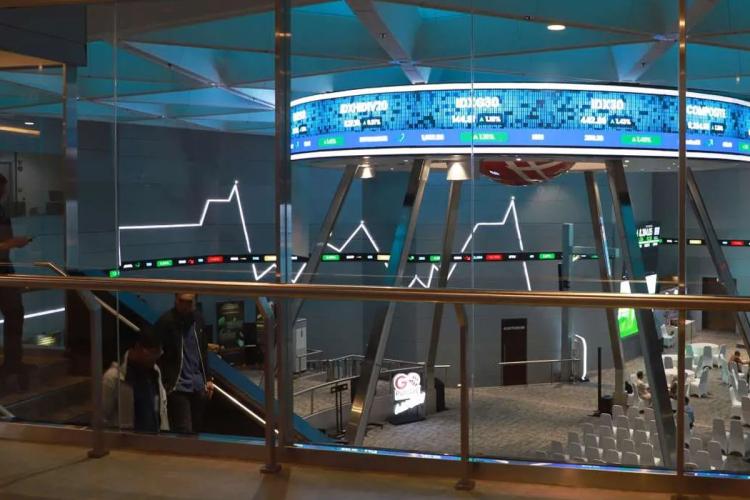 IHSG Anjlok Parah Hari Ini, Harga Minyak dan Rupiah Jadi Biang Kerok