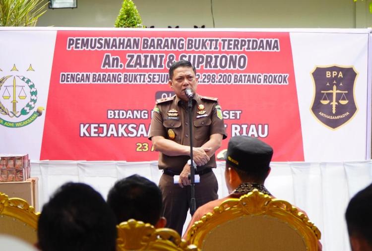 Kajati Riau Sutikno Musnahkan 22 Juta Batang Rokok Ilegal, Disuplai Kapal Tanker dari Perairan Malaysia