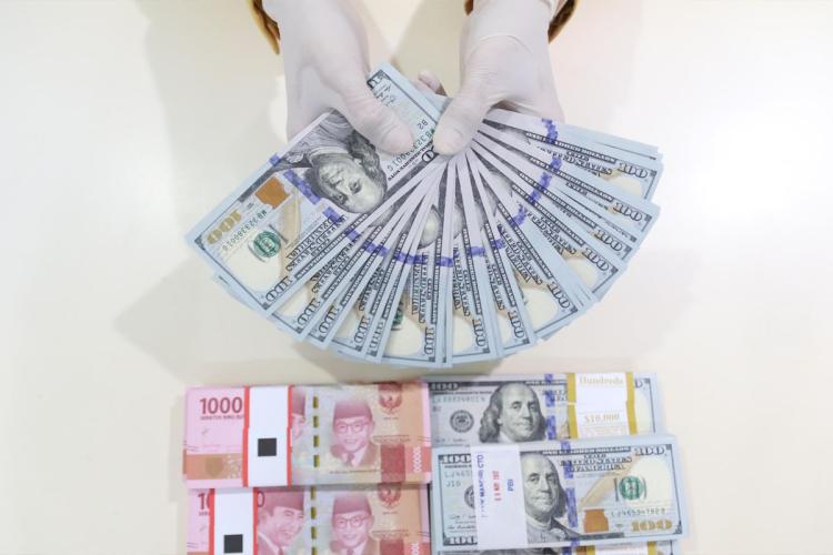 Rupiah Berdarah! Dolar AS Tembus Rp17.249, Rekor Terburuk Sepanjang Sejarah!