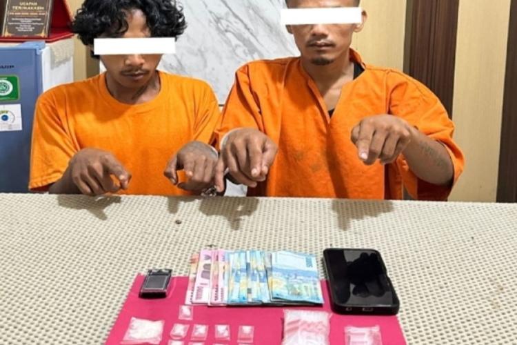 Digerebek Tengah Malam, Dua Pria di Pinggir Kepergok Simpan Sabu!