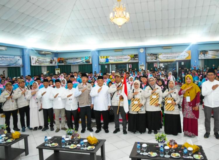 Plt Dirut BRK Syariah Dampingi Plt Gubri Lepas JCH Riau di Batam