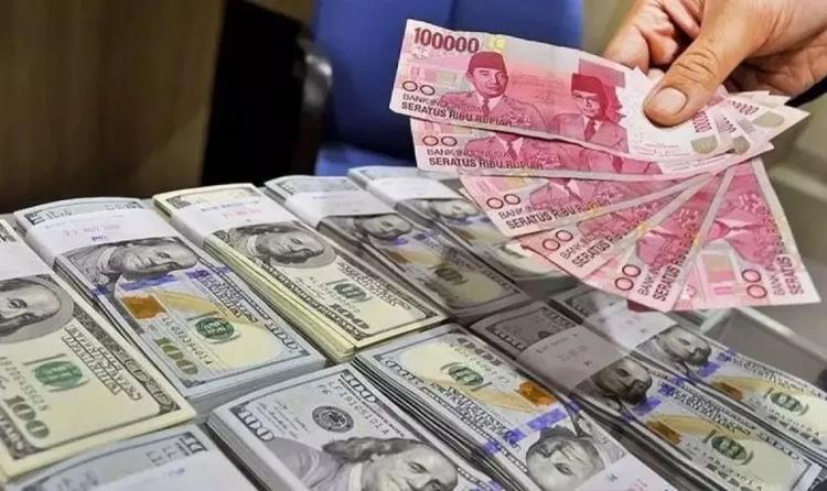 Rupiah Gemetar Lawan Dolar! Harga Minyak Dunia Meledak, Dompet Makin Tipis?