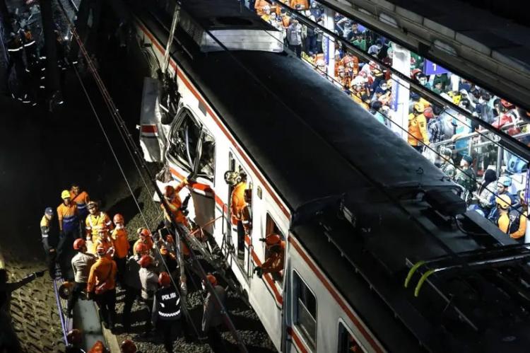 Malam Mencekam di Bekasi: Tabrakan Kereta Brutal, 5 Nyawa Melayang Seketika