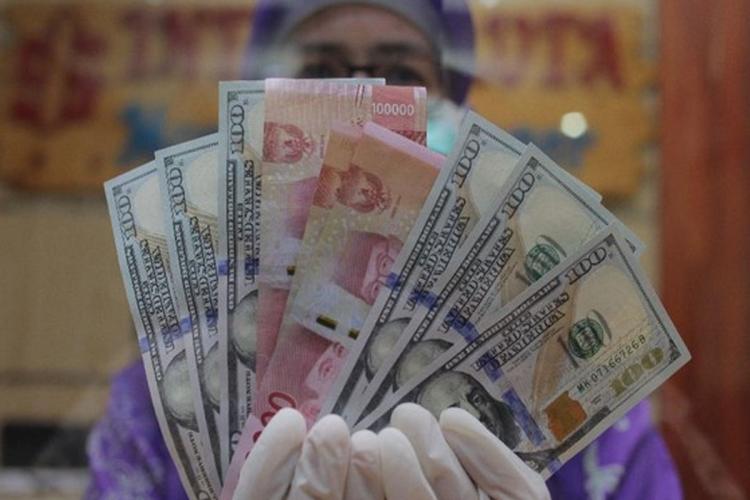 Gawat! Rupiah Tembus Rp17.300 Pagi Ini, Dompet Importir Bakal Menjerit?