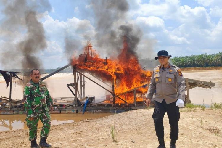 TNI-Polri Ngamuk! 12 Rakit Tambang Emas Ilegal di Singingi Hilir Gosong Jadi Abu Semalam