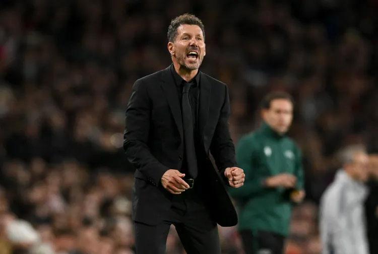 Diego Simeone Keluar Bench Teriak Telinga Wasit, Drama VAR Selamatkan Atletico dari Terkaman Arsenal