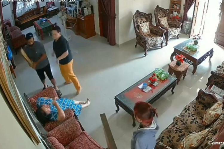 Drama "Cium Tangan" Maut di Rumbai: CCTV Rekam Nenek Dimaris Sitio Tewas Mengenaskan!