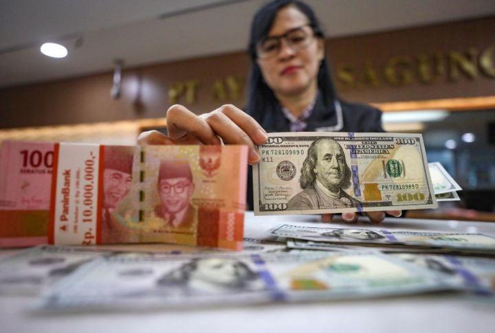 Investor Kabur, Rupiah Nyaris Rp17.400, Ekonomi RI Masuk Zona Rawan