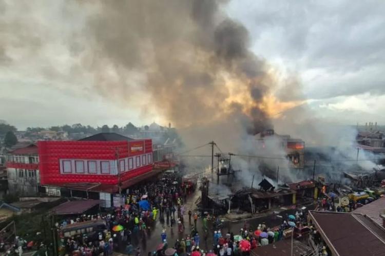 Bukittinggi Membara! 16 Damkar Turun, Puluhan Ruko Hangus Dalam 2 Jam Mencekam