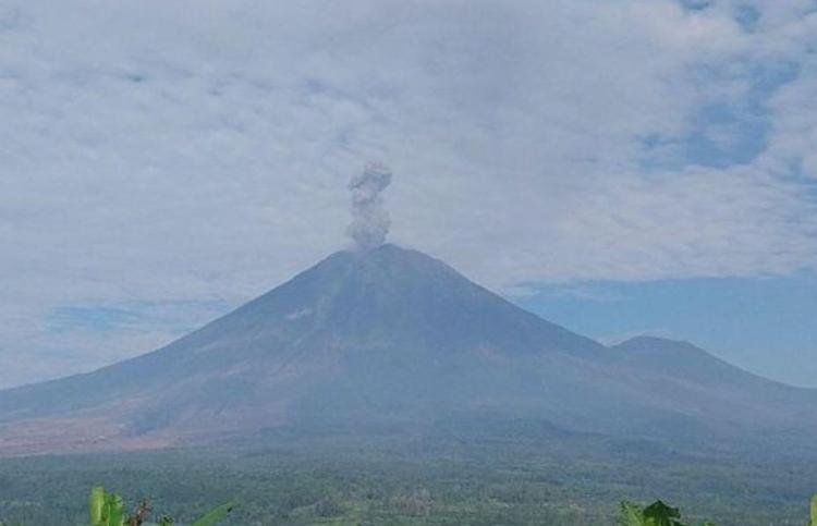 Erupsi Beruntun Gunung Semeru Pagi Ini, Kolom Abu Capai 700 Meter ke Arah Barat