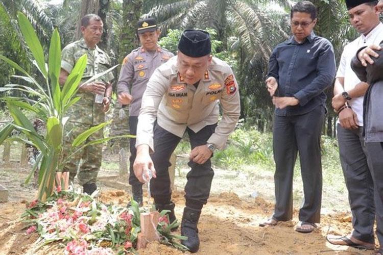 Hadir di Pemakaman Balita Korban Pemerkosaan, Kapolres Rohil Janji Usut Tuntas!