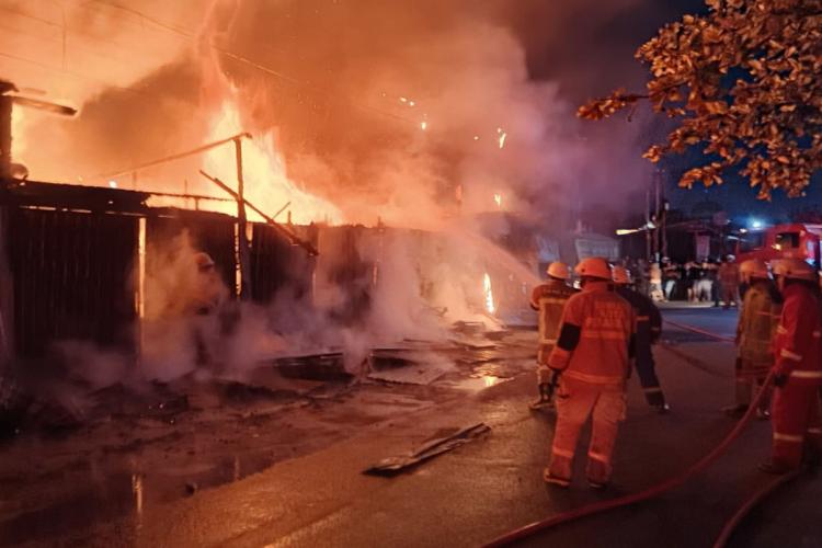 Kebakaran Tengah Malam Gegerkan Pekanbaru, Tiga Kios Hangus Dalam Sekejap